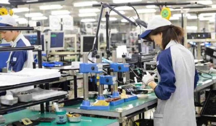 NỮ KIỂM HÀNG LINH KIỆN Ô TÔ – SHIZUOKA LƯƠNG CAO